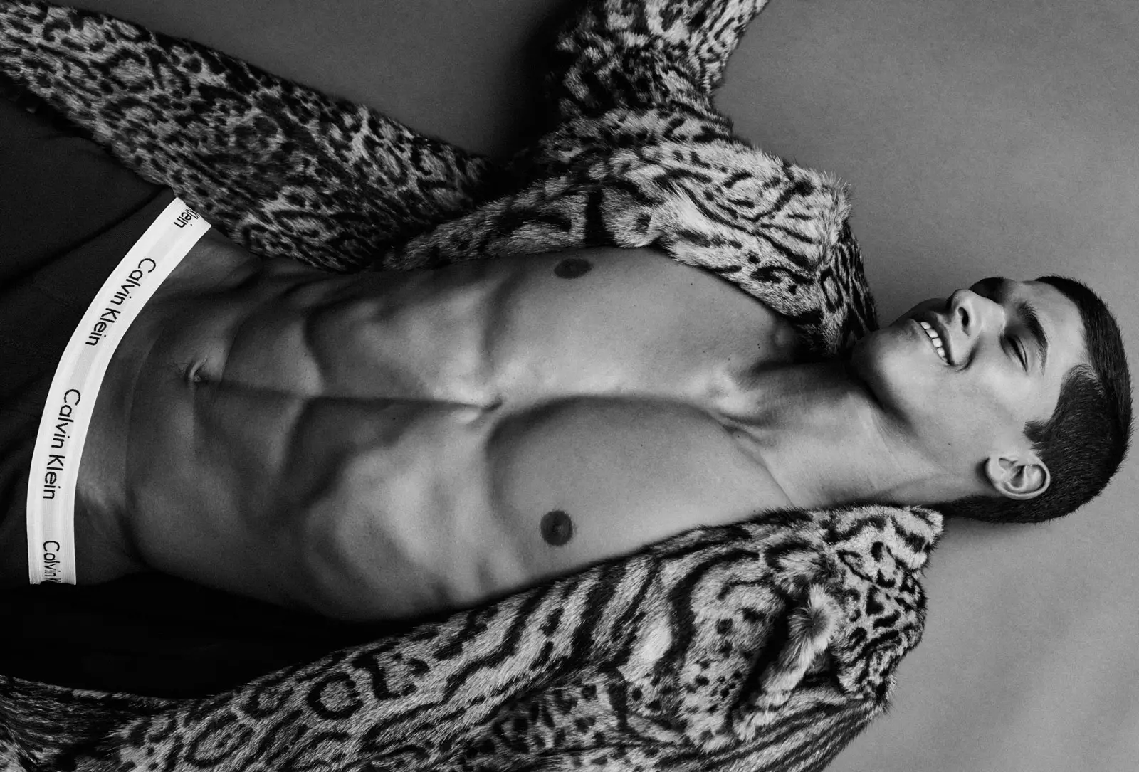 Models.com uważa Modela Tygodnia za Trevora Signorino i zgadzamy się, że zdjęcia autorstwa talentu Grega Vaughana, Styled autorstwa Javon Drake i Grooming autorstwa Petera Matteliano mają specjalny wywiad z Jonathanem Shia.