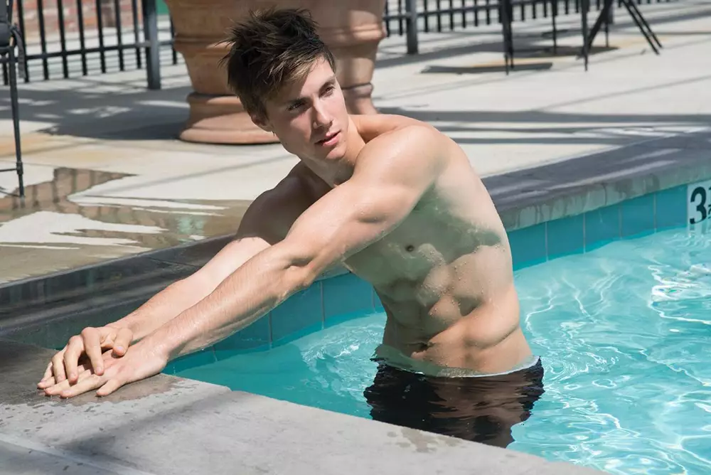 The stunning Dorian Reeves mana poolside pikeun sési anyar radiant ku fotografer berbakat Scott Hoover.