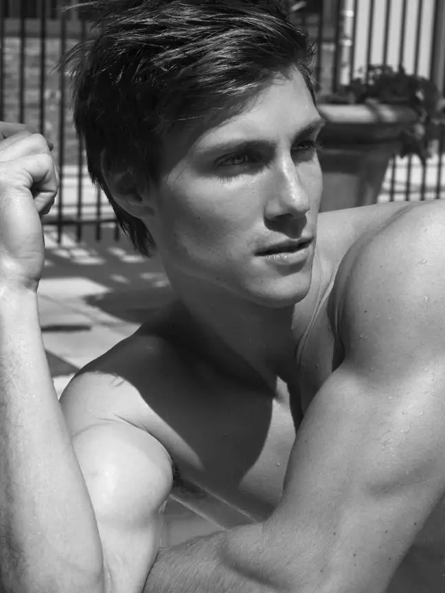 The stunning Dorian Reeves mana poolside pikeun sési anyar radiant ku fotografer berbakat Scott Hoover.