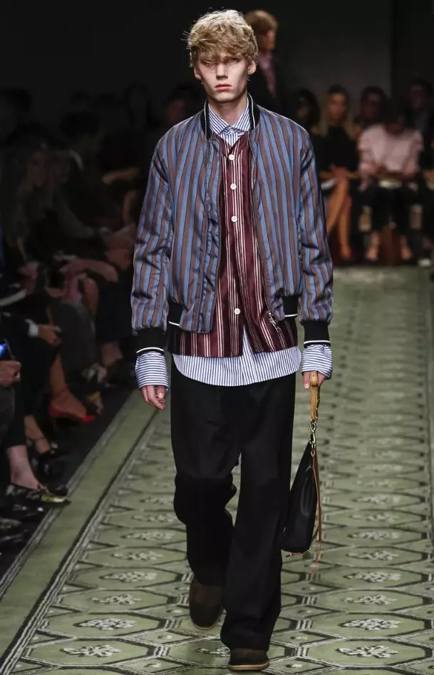 Burberry RTW Musim Semi/Musim Panas 2017 London 20740_35