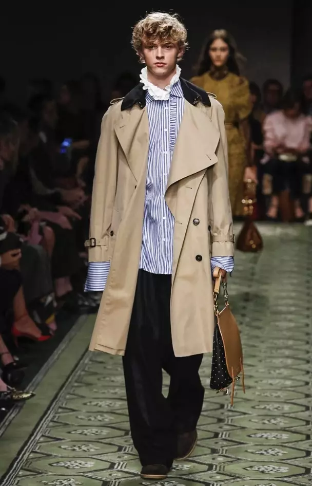 Burberry RTW باھار / ياز 2017 لوندون 20740_8