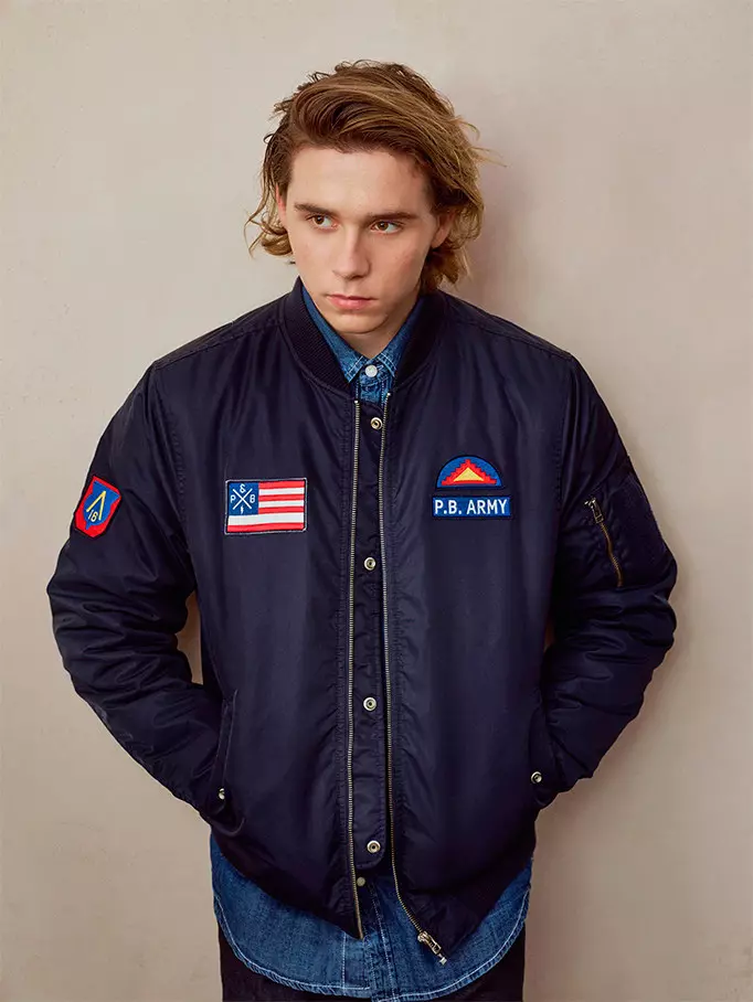 Brooklyn Beckham (London, 1999) e kenyelletsa ka ho phethahetseng litekanyetso tsa bohlokoa tsa Pull&Bear: bocha, boqapi, boitlamo ba sechaba le tikoloho le moea oa machabeng.