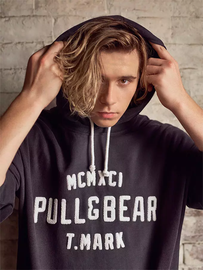 Brooklyn Beckham (Londres, 1999) encarna á perfección os valores fundamentais de Pull&Bear: xuventude, creatividade, compromiso social e medioambiental e espírito internacional.