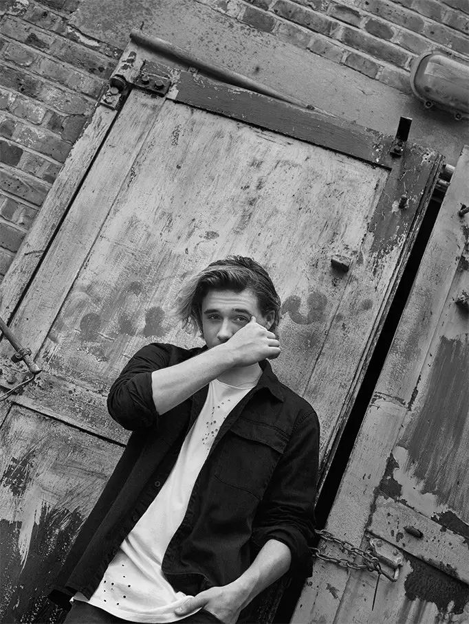 Cuimsíonn Brooklyn Beckham (London, 1999) príomhluachanna Pull & Bear go foirfe: an óige, an chruthaitheacht, an tiomantas sóisialta agus comhshaoil ​​agus spiorad idirnáisiúnta