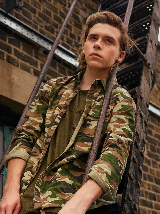 Cuimsíonn Brooklyn Beckham (London, 1999) príomhluachanna Pull & Bear go foirfe: an óige, an chruthaitheacht, an tiomantas sóisialta agus comhshaoil ​​agus spiorad idirnáisiúnta