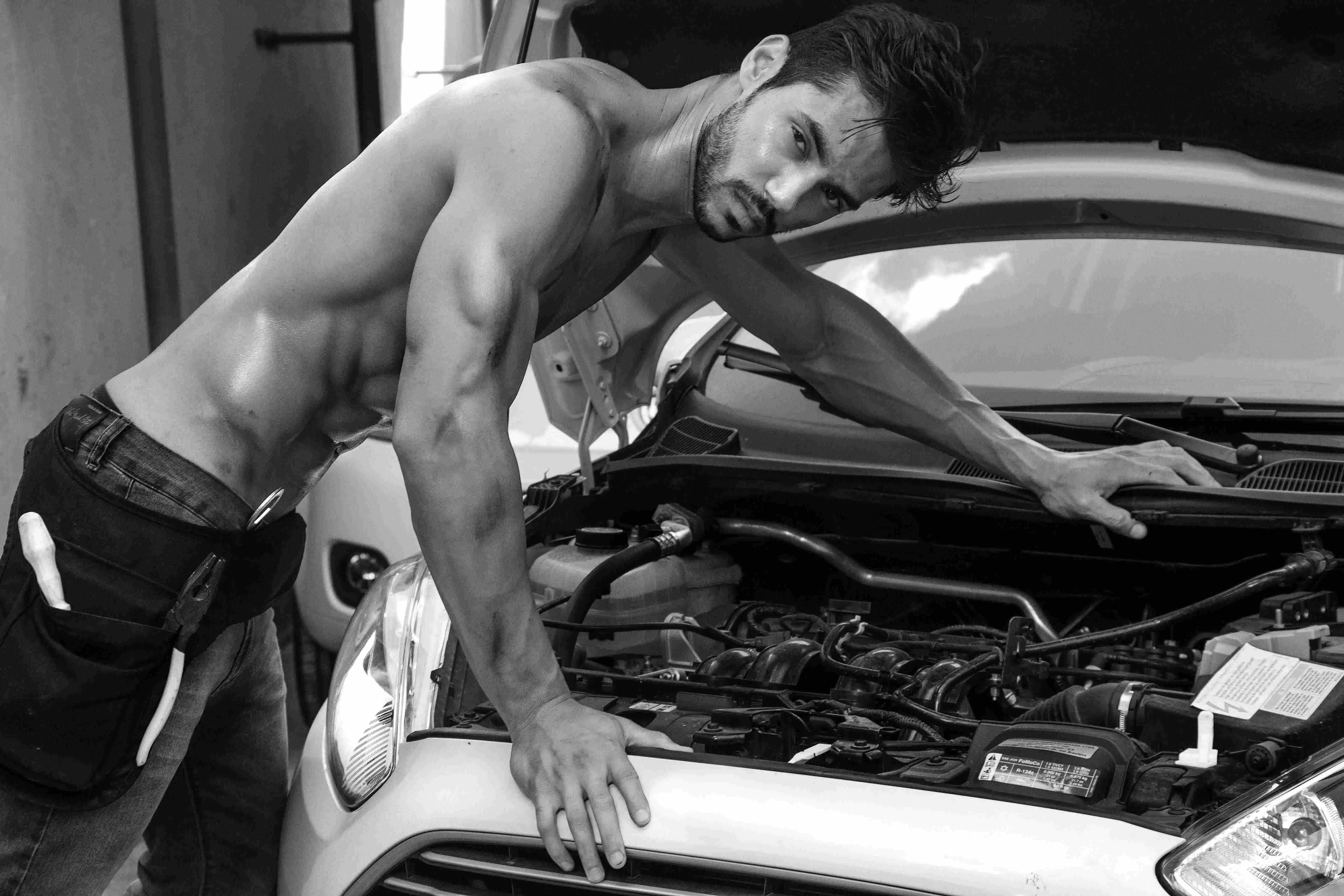 Testujte s modelom Jonathan Oliveira (Allure) ako zahojeným a dosť špinavým mechanickým mazivom, ktoré klikol Robson Maestrelli a vyrábal Petrone. Acquis výrobcu šatníkov.