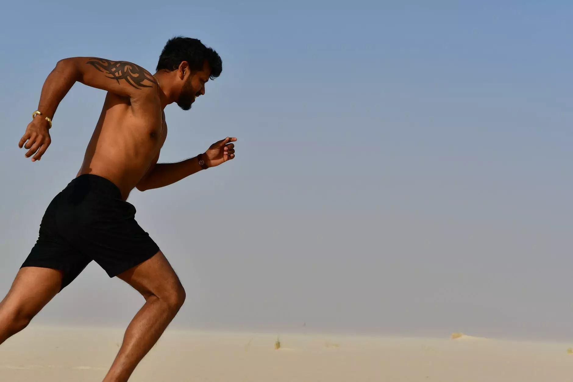 forte desportista sem camisa a correr num dia claro