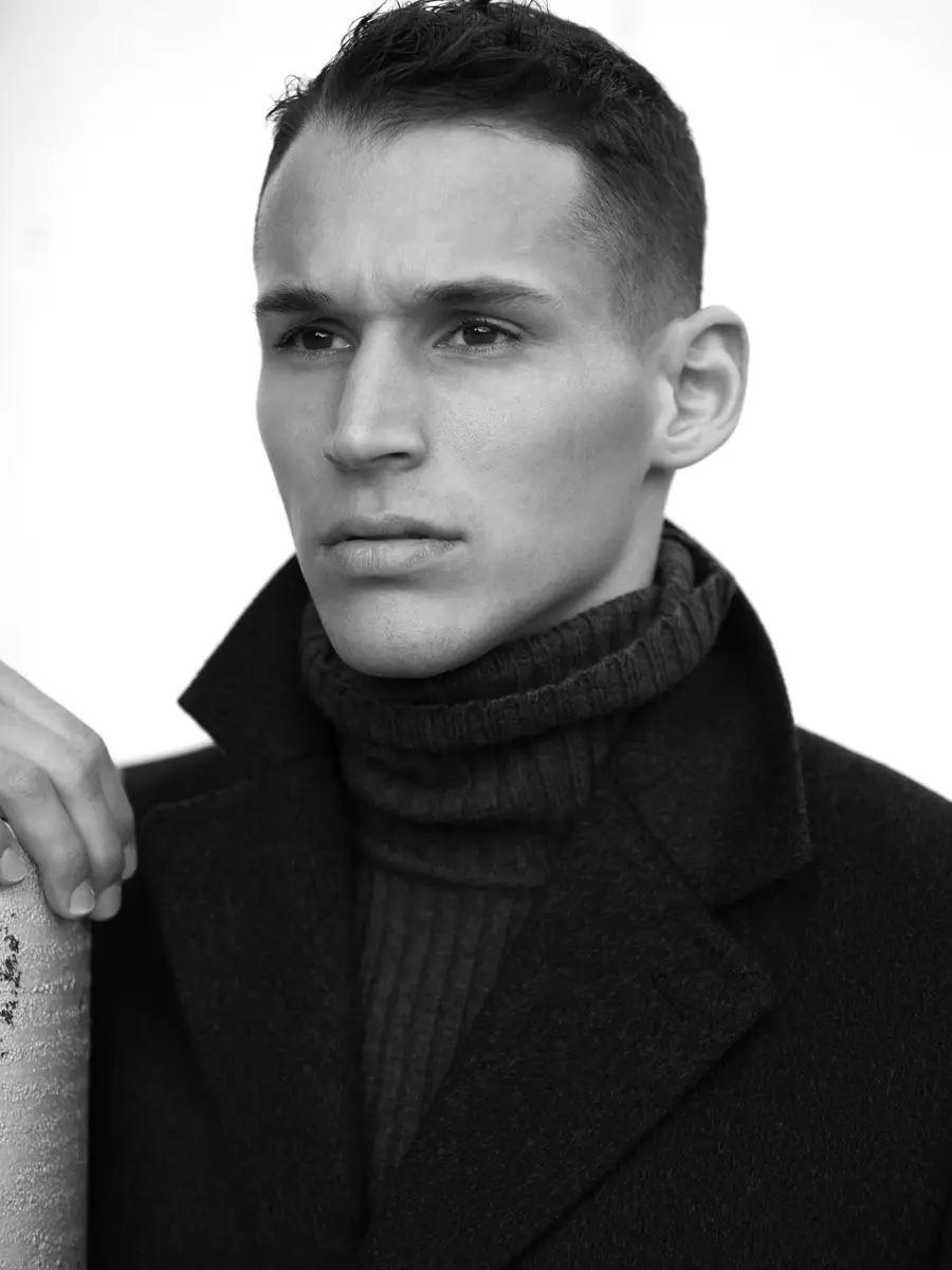 Suntem foarte bucuroși să vă prezentăm o altă lucrare profesională de la talentatul Karl Simone și modelul masculin Alex Ciappara de la Click NY. Fermecătorul și divinul Alex înrolează una dintre cele mai promițătoare fețe pentru acest an.