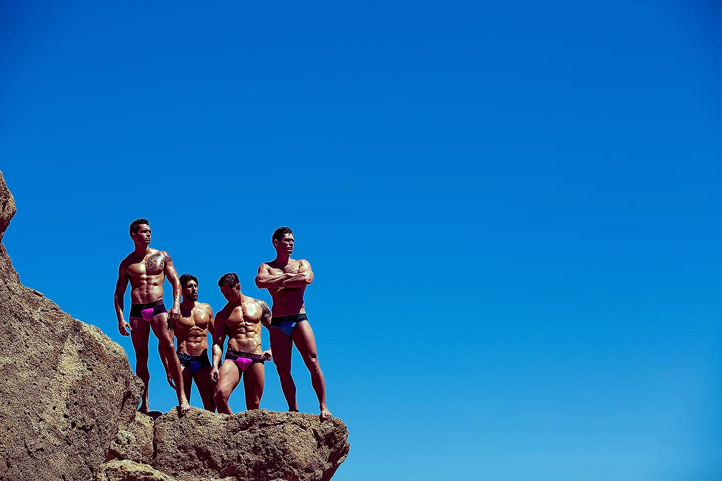 Mak kilòt MaleBasics ak fotograf Adrián C. Martín mete tèt ansanm pou fè yon seri motivasyon fizik ak modèl fizik Eric Jurado, Airam Amador, Federico Averame ak Javier Morales, tout modeling moso yo sexy.