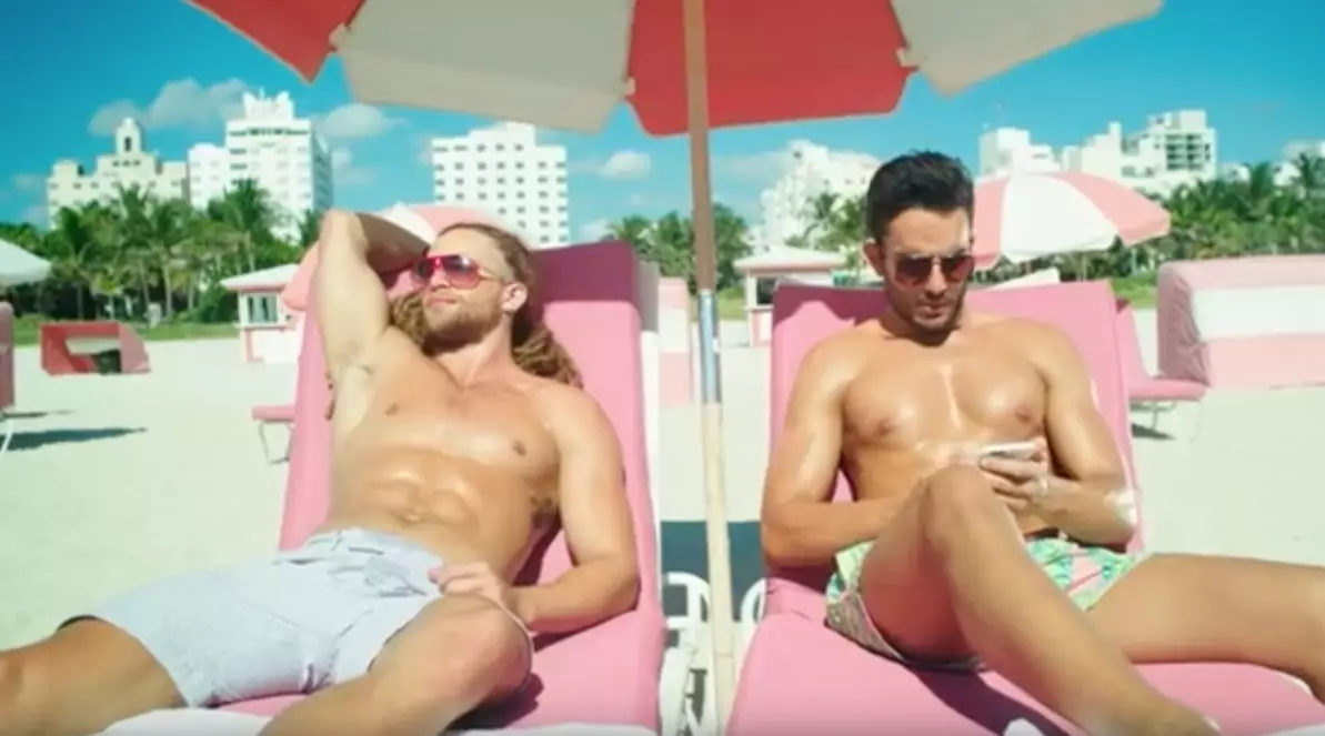 Hej infanoj, eksciu, kiu estas en la nova video de Ricky Martin ft. Maluma “Vente Pa' Ca”, du grandiozaj viraj modeloj, kiujn ni afiŝis antaŭe: Andre Costa kaj Alexander Masson.