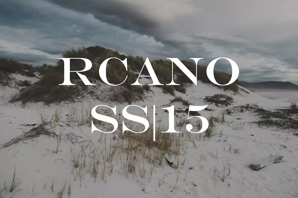 RCANO зараз запускає нашу кампанію SS15. У цій кампанії RCANO представляє абсолютно нове різноманіття дизайнів, візерунків і стилів, але в той же час зберігає виняткову якість і увагу до деталей. Цього року команда RCANO поїхала до Південної Африки, щоб зняти свою першу закордонну кампанію. Разом із приголомшливою роботою німецького фотографа Діно Буша, RCANO пропонує вам мрійливий пейзаж, який підкреслює вишуканість і витонченість джентльменського літа на дюнах пляжу Нордхук у Кейптауні.