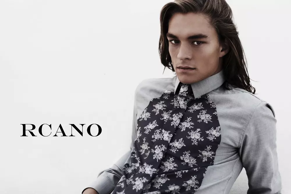 RCANO қазір біздің SS15 науқанымызды іске қосуда. Бұл науқанда RCANO дизайндардың, үлгілердің және стильдердің мүлдем жаңа алуан түрін ұсынады, бірақ сонымен бірге өзінің ерекше сапасы мен егжей-тегжейге назар аударады. Биылғы жылы RCANO командасы өзінің алғашқы шетелдегі науқанын түсіру үшін Оңтүстік Африкаға барды. Неміс фотографы Дино Буштың таңғажайып жұмысымен бірге RCANO сізге Кейптаундағы Нордхук жағажайының төбелеріндегі джентльмен жазының классикалық және талғампаздығын көрсететін арманшыл декорацияны ұсынады.