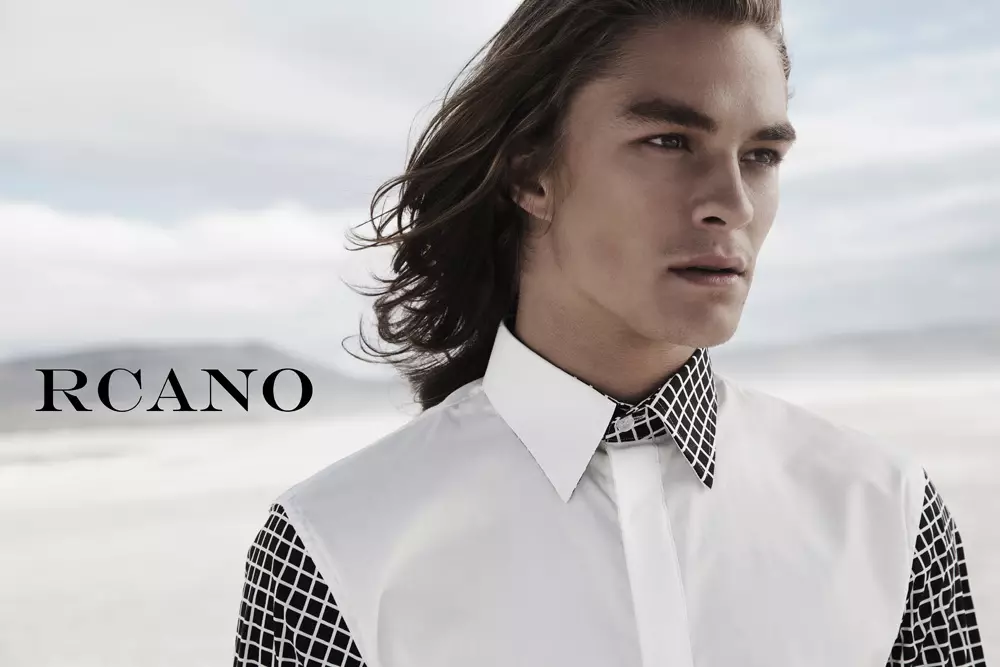 RCANO lance maintenant notre campagne SS15. Dans cette campagne, RCANO introduit une toute nouvelle variété de designs, de motifs et de styles, tout en gardant sa qualité distinguée et son souci du détail. Cette année, l'équipe de RCANO s'est rendue en Afrique du Sud pour filmer sa première campagne à l'étranger. Avec le travail époustouflant du photographe allemand Dino Bush, RCANO vous offre un paysage de rêve mettant en valeur la classe et la sophistication d'un été de gentleman dans les dunes de la plage de Noordhoek au Cap.