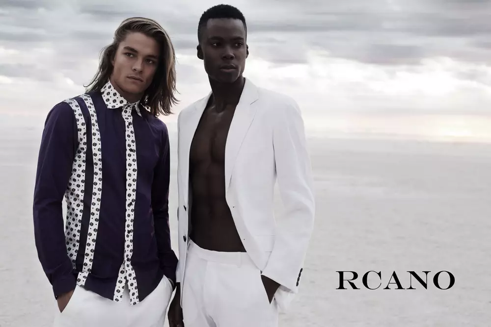 RCANO хәзер безнең SS15 кампаниясен башлый. Бу кампаниядә RCANO бөтенләй яңа дизайн, үрнәк һәм стиль тәкъдим итә, ләкин шул ук вакытта аның аерылып торган сыйфатын һәм игътибарын детальгә саклый. Быел RCANO командасы Көньяк Африка Республикасына сәяхәт кылды. Немец фотографы Дино Бушның гаҗәеп эше белән берлектә, RCANO сезгә Кейптаундагы Нордхок пляжы дуңгызларында джентельмен җәйнең классиклыгын һәм нәфислеген күрсәтүче хыялый күренеш китерә.