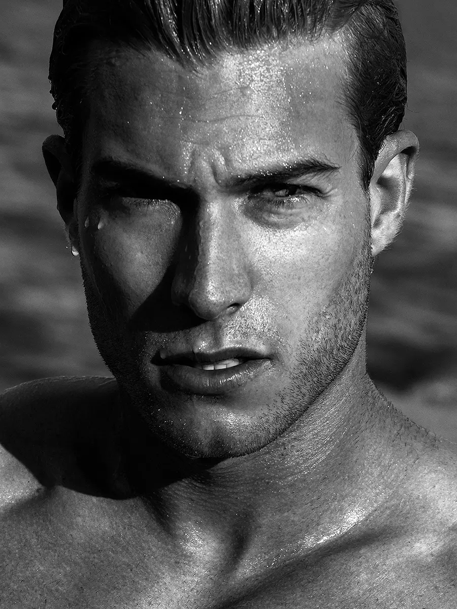 O le galuega talu ai nei ma Luke Severin ma le tagata pueata Lawrence Cortez, Luka mai le Spot 6 Management ma Elite Miami, o lenei ata na puʻeina aʻo leʻi alu lana malaga i Miami Swim Week. O le fana muamua lea a Luka i le matafaga e sauni ai mo Miami ma maua ai se malosi ofoofogia.