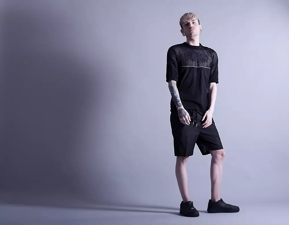 MASS Branded baru-baru ini meluncurkan koleksi kapsul streetwear kelas atas untuk pria. Designer Mass Luciano terus bermain dengan gaya mesh terstruktur, untuk tampilan yang menggoda sekaligus halus. Mengambil isyarat dari koleksi utama, MASS Branded menawarkan versi terbaru dari gaya populer merek, dalam warna hitam dan putih khas mereka.