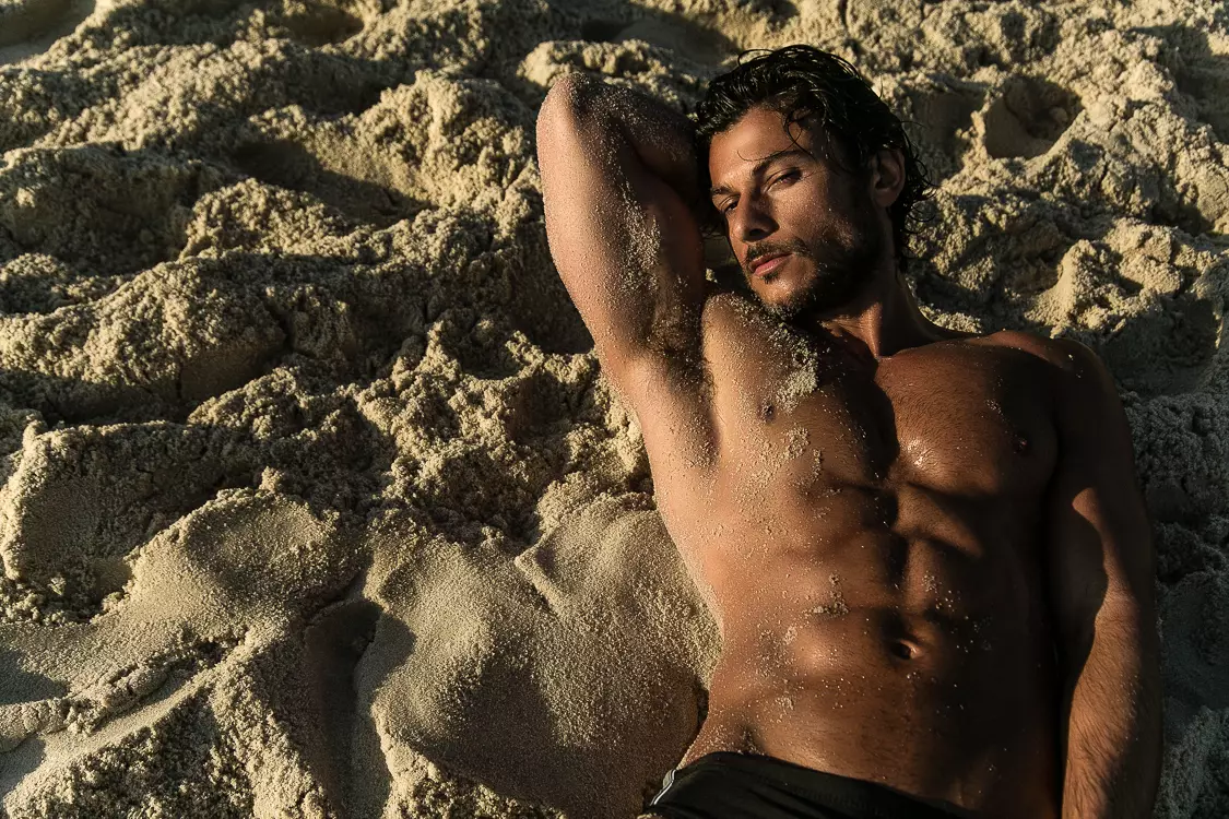 Ini berlaku hanya satu hari di Rio de Janeiro, hanya pantai di latar belakang dan Daniel Garofalo terpesona. Dirakam oleh Jeff Segenreich yang berbakat, terima kasih banyak kerana berkongsi saya sedang mencarinya.