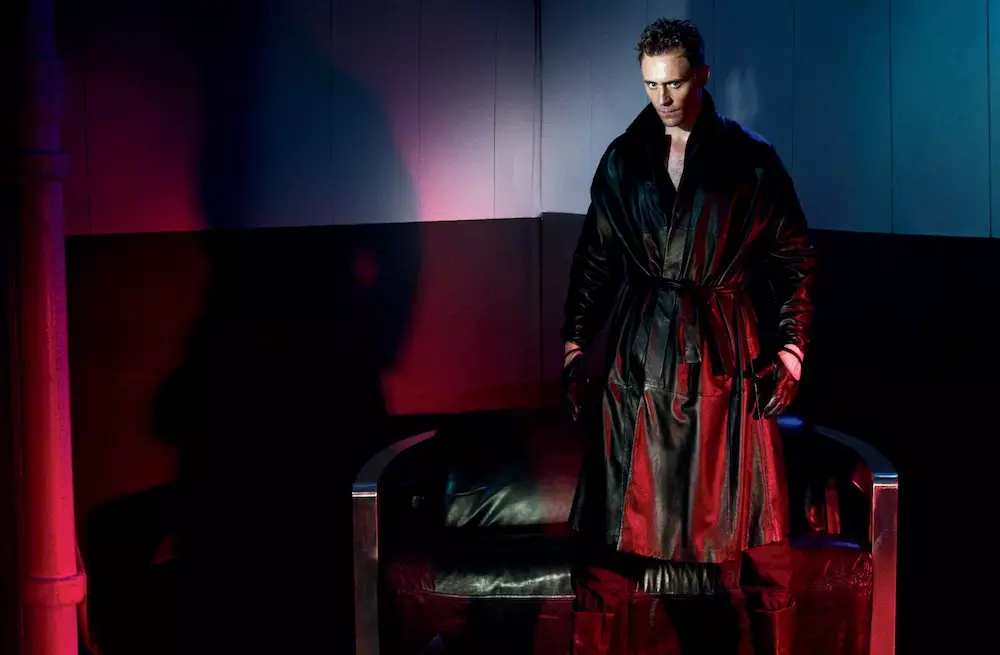 Tom Hiddleston-ek bere lagun Benedict Cumberbatch-ekin hitz egiten du Interview October azaleko istoriorako. Mastermind Steven Klein-en argazkia eta Karl Templer-en estiloa.