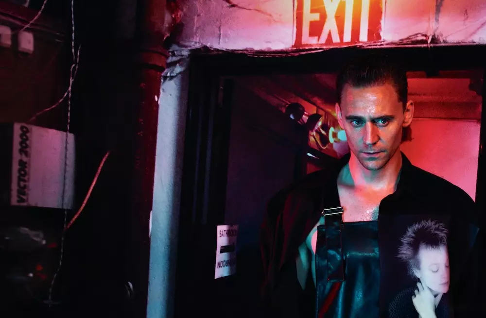 Tom Hiddleston pale ak zanmi l Benedict Cumberbatch pou yon entèvyou istwa kouvèti oktòb la. Fotografi pa Mastermind Steven Klein ak stil pa Karl Templer.