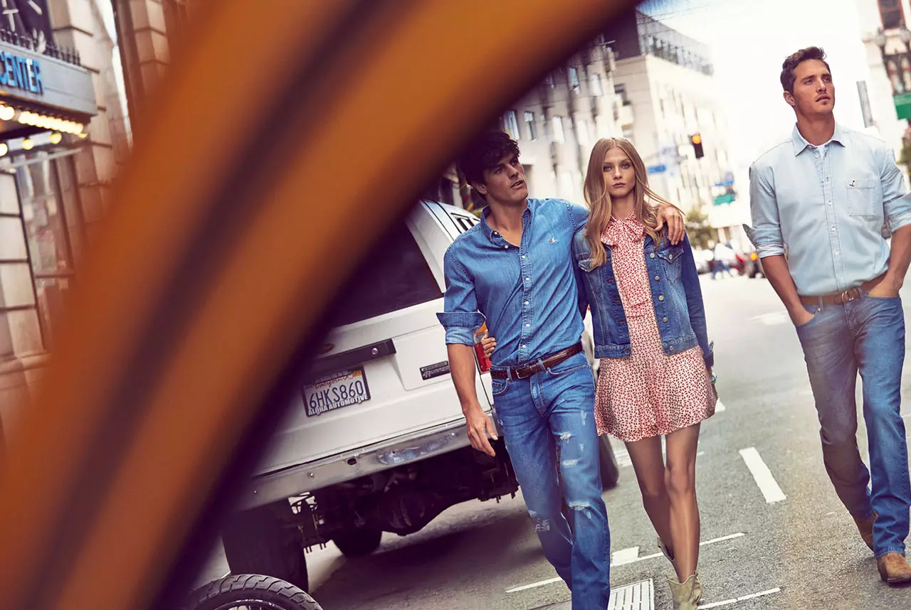 Supermodellene Adam Senn, Anna Selezneva, Evandro Soldati og Ollie Edwards med de nye reklamebildene for Beymen Clubs motekampanje vår/sommer 2015.