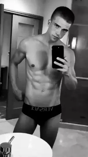 Se: River Viiperi blir naken på stranden i ny NSFW-video