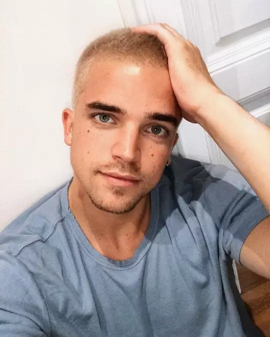 Үзэх: River Viiperi NSFW-ийн шинэ видеон дээр далайн эрэг дээр нүцгэлж байна