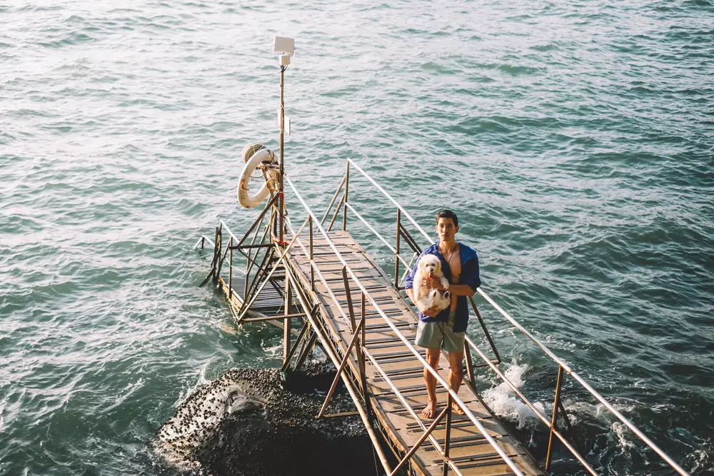 Història al costat del mar a Hong Kong amb el model de dos talents Richie Kul i la fotògrafa i arquitecta Vivien Wei Wei Liu i la companya igualment fotogènica de Richie, la Lily.