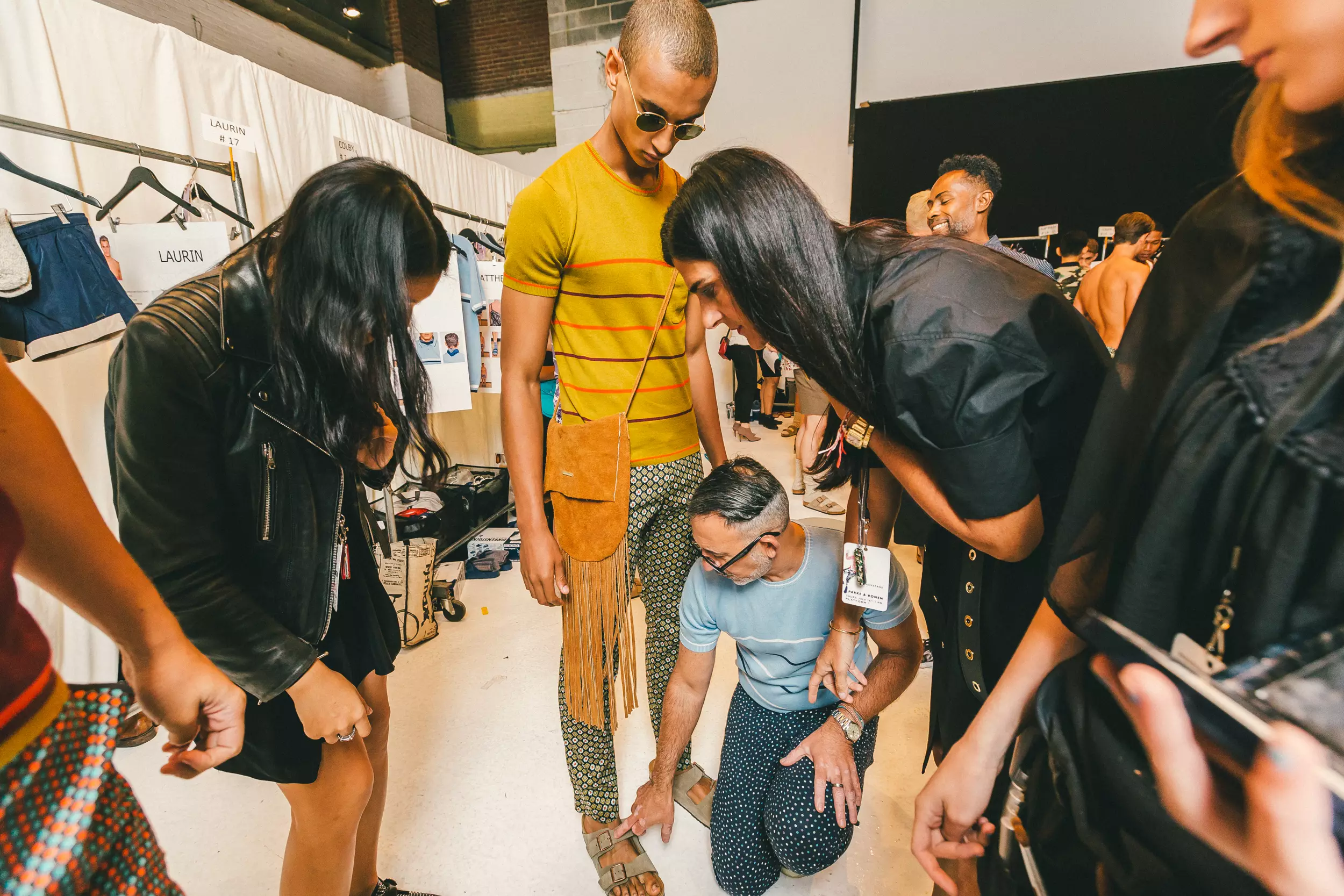 Tukangeun Pamandangan sareng gambar landasan tina acara landasan Parke & Ronen Spring 2016 tanggal 16 Juli, salami New York Fashion Week Men's. Kumpulan usum ieu dijudulan Tujuan: Aquarius sarta diideuan ku 70an. Acara nampilkeun modél lalaki top kalebet Travis Smith, Clark Bockelman, Cashel Barnett, Sup Park, James Smith, Caian Maroni sareng Ian Mellencamp, sareng anu sanésna.