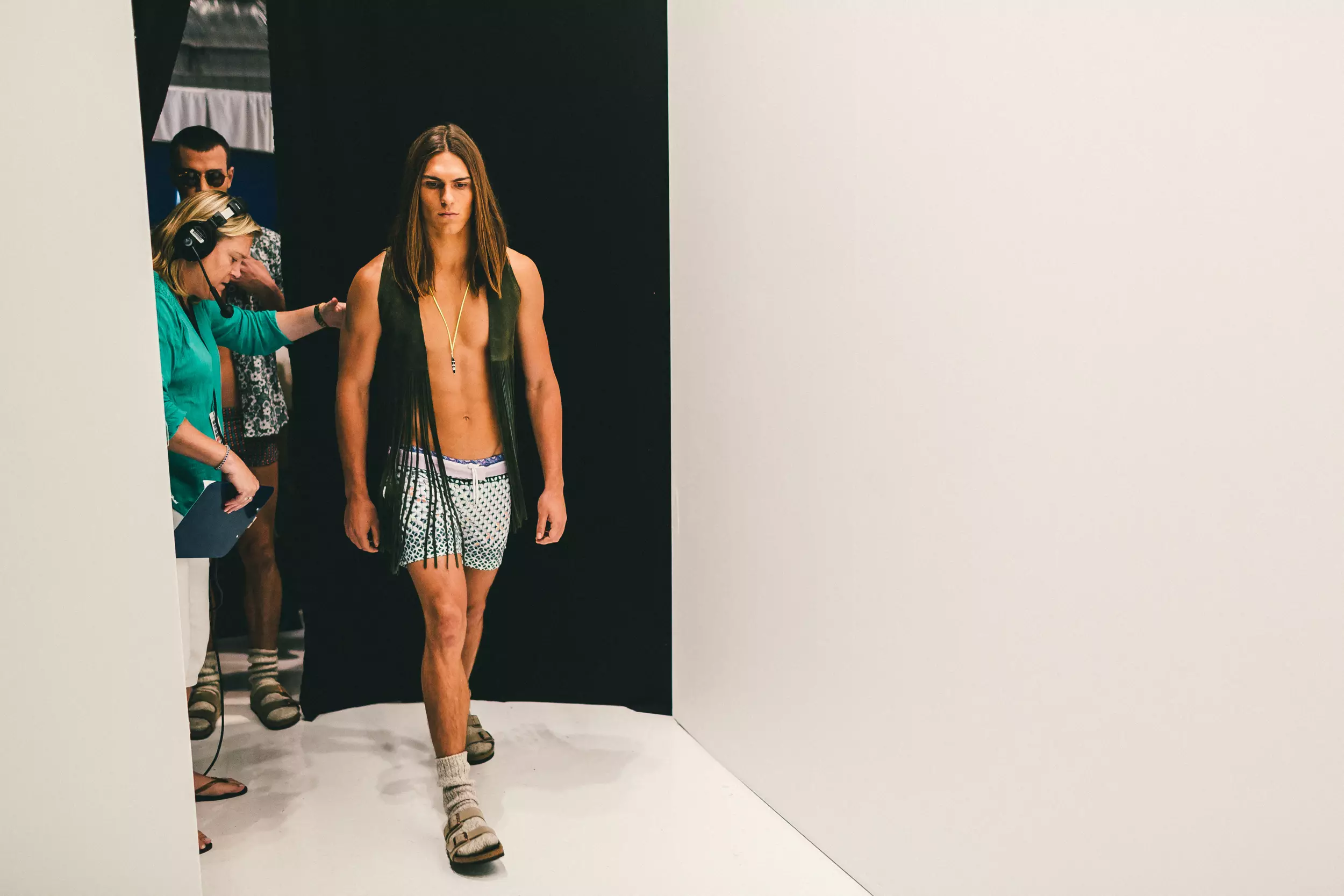 Behind the Scenes og rullebanebilder fra Parke & Ronen Spring 2016 runway show 16. juli, under New York Fashion Week Men's. Denne sesongens kolleksjon hadde tittelen Destination: Aquarius og var inspirert av 70-tallet. Showet inneholdt topp mannlige modeller inkludert Travis Smith, Clark Bockelman, Cashel Barnett, Sup Park, James Smith, Caian Maroni og Ian Mellencamp, blant andre.