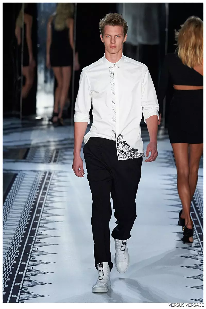 Versus Versace ya tafi catwalk yayin Makon Kaya na New York, yana buɗe sabon haɗin gwiwa tare da mai zane Anthony Vaccarello. Farkon fitowar sa na rigar maza, Vaccarello ya isar da kyawawan kamanni masu duhu, tare da alamar jima'i da sa hannun Versace. Fatu ta ƙunshi yankan Laser, yayin da fararen riguna ke sanye da baƙaƙen zane-zane na Girkanci. Zagaye tarin capsule ya kasance wani ɗan hutu na ɗan lokaci kan suiting. Ana samun zaɓi na tarin capsule na Vaccarello a halin yanzu don siye a Versace.com.