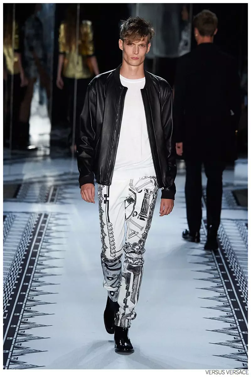 Versus Versace ya tafi catwalk yayin Makon Kaya na New York, yana buɗe sabon haɗin gwiwa tare da mai zane Anthony Vaccarello. Farkon fitowar sa na rigar maza, Vaccarello ya isar da kyawawan kamanni masu duhu, tare da alamar jima'i da sa hannun Versace. Fatu ta ƙunshi yankan Laser, yayin da fararen riguna ke sanye da baƙaƙen zane-zane na Girkanci. Zagaye tarin capsule ya kasance wani ɗan hutu na ɗan lokaci kan suiting. Ana samun zaɓi na tarin capsule na Vaccarello a halin yanzu don siye a Versace.com.