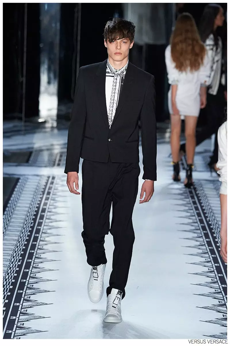 Versus Versace သည် New York Fashion Week အတွင်း ဒီဇိုင်နာ Anthony Vaccarello နှင့် ပူးပေါင်းမှုအသစ်ကို ထုတ်ဖော်ပြသခဲ့သည်။ Vaccarello သည် သူ၏ ယောက်ျားဝတ်စုံသို့ ပထမဆုံး လျှောက်လှမ်းခြင်းတွင် Versace ၏ ဆွဲဆောင်မှုရှိသော လိင်မှုဆိုင်ရာ အရိပ်အမြွက်ဖြင့် နက်မှောင်သော မရှိမဖြစ်ရုပ်ရည်ကို ပြသခဲ့သည်။ အဖြူရောင်အဝတ်အစားများကို အနက်ရောင်ဂရိပုံများဖြင့် ၀တ်ဆင်ထားချိန်တွင် သားရေသည် လေဆာဖြတ်တောက်မှုများကို အသားပေးထားသည်။ ဆေးတောင့်စုဆောင်းခြင်းအား တစ်စိတ်တစ်ပိုင်း ပြေလျော့စေသော ဝတ်စုံတစ်ခုဖြစ်သည်။ Vaccarello ၏ ဆေးတောင့်စုဆောင်းမှု ရွေးချယ်မှုအား Versace.com တွင် ဝယ်ယူရရှိနိုင်ပြီဖြစ်သည်။