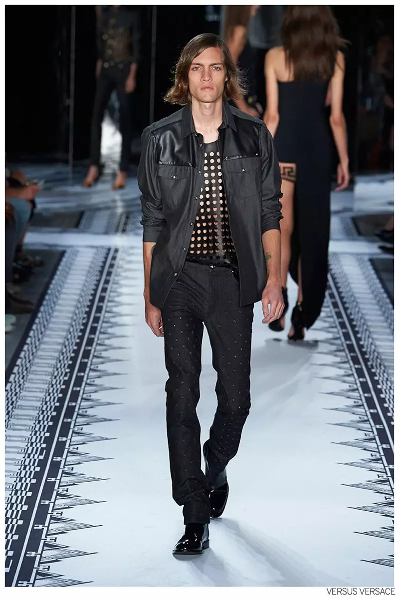 Versus Versace gik på catwalken under New York Fashion Week og afslørede et nyt samarbejde med designeren Anthony Vaccarello. Hans første indtog i herretøj leverede Vaccarello mørke essentielle looks med et strejf af Versaces signatursex og glamour. Læder havde laserudskæringer, mens hvide beklædningsgenstande var klædt i sorte græsk inspirerede illustrationer. Afrunding af kapselkollektionen var et semi-afslappet bud på jakkesæt. Et udvalg af Vaccarellos kapselkollektion kan i øjeblikket købes på Versace.com.