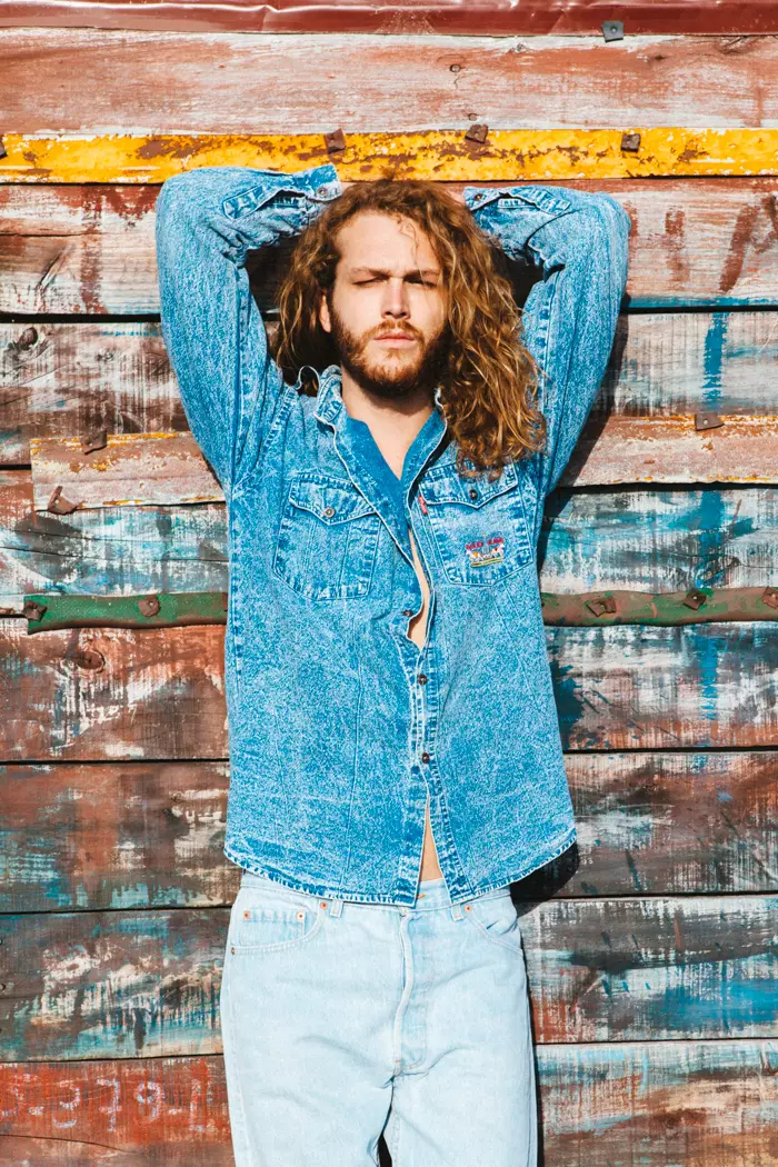 Manteña os seus ollos en 'Forevermore', a nova e emocionante fotografía de aventuras de Indestructible Factory coa modelo Bruno Schmidt de Elite Lisbon. A beleza do cabelo longo está captando ao aire libre onde os raios de luz atravesan o seu cabelo loiro. Colaboración con Dorado Vintage e maquilladora de Ana Mimbrero. Isto non se puido facer coa mirada artística de Victor Guillén e o estilista J.J. Ortíz.