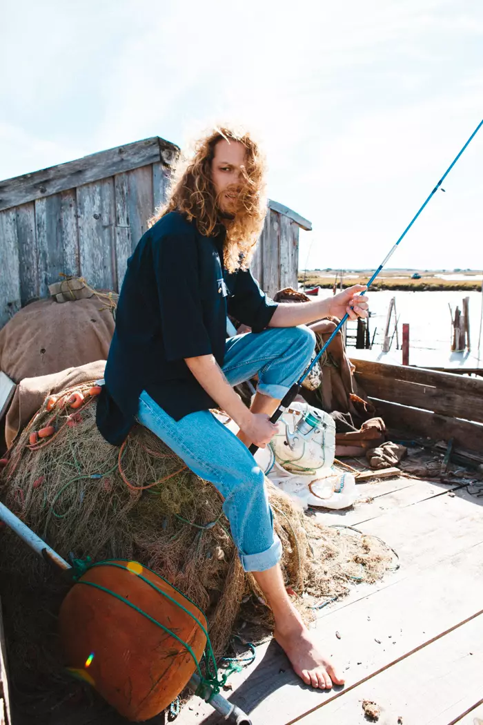 Teruskan perhatian anda pada 'Forevermore' fotografi pengembaraan baharu yang menarik oleh Indestructible Factory yang menampilkan model kali ini Bruno Schmidt dari Elite Lisbon. Kecantikan rambut panjang merakam di luar rumah di mana sinaran cahaya melintasi rambut perangnya. Kerjasama dengan Dorado Vintage dan jurusolek oleh Ana Mimbrero. Ini tidak dapat dilakukan oleh mata artistik oleh Victor Guillén dan stylist J.J. Ortíz.