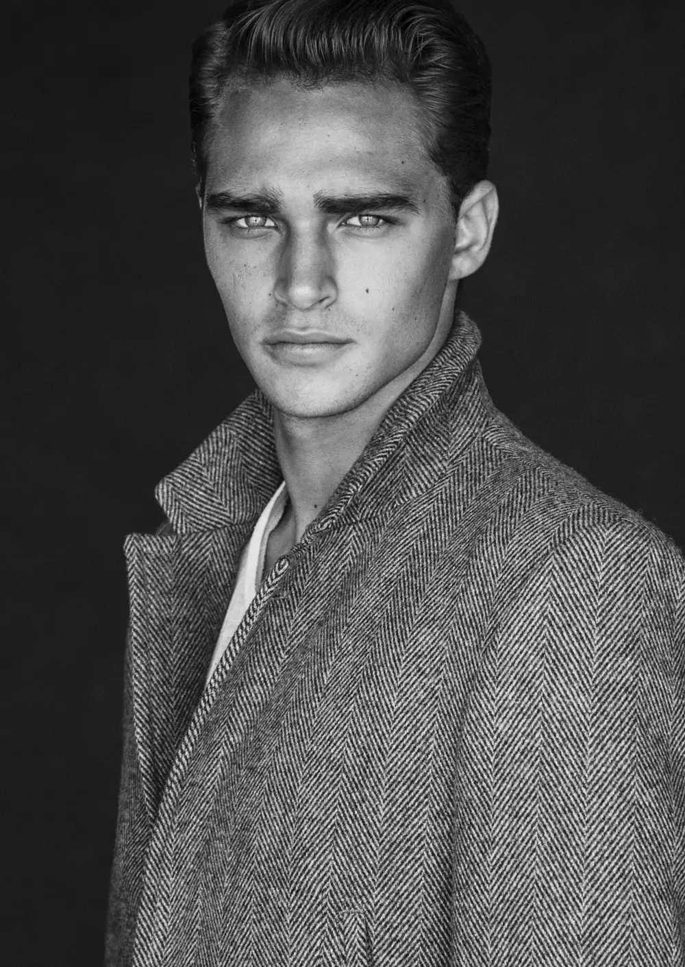 Representado por View Management, el impresionante modelo español Pepe mide 6'1 y tiene algo encantador con Paul Newman. Disparo de Alejandro Brito.