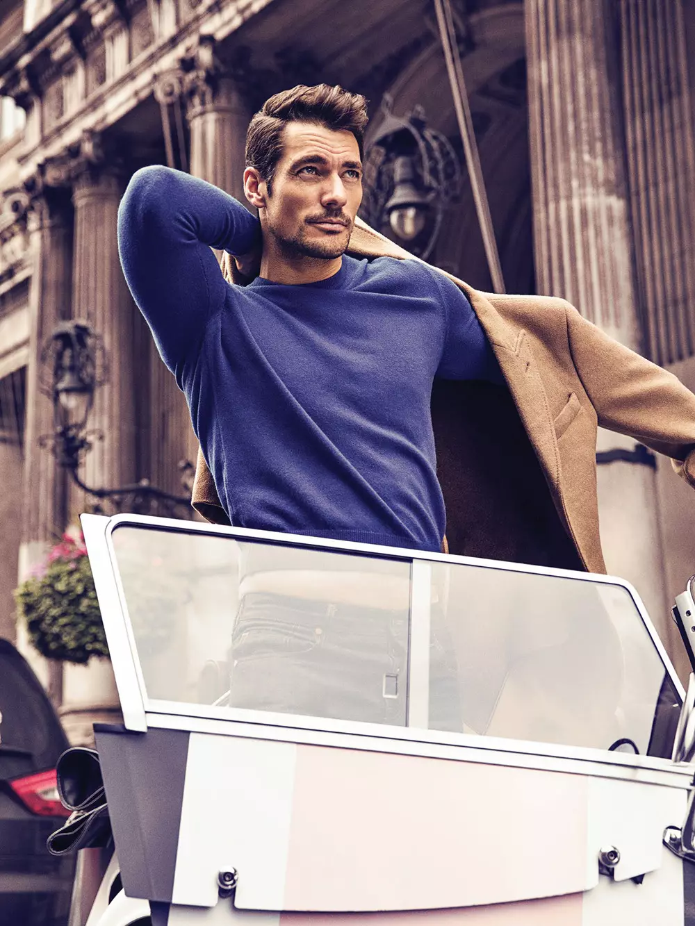 “English Gentleman” Topmodel David Gandy stel die nuwe voorblad vir GQ Mexico Oktober 2016 uit. Reik die storiefotografie uit deur Richard Ramos en gestileer deur Lorna McGee. Kunsregie deur Fernando Carrillo en Alonso Parra en versorging deur Larry King.