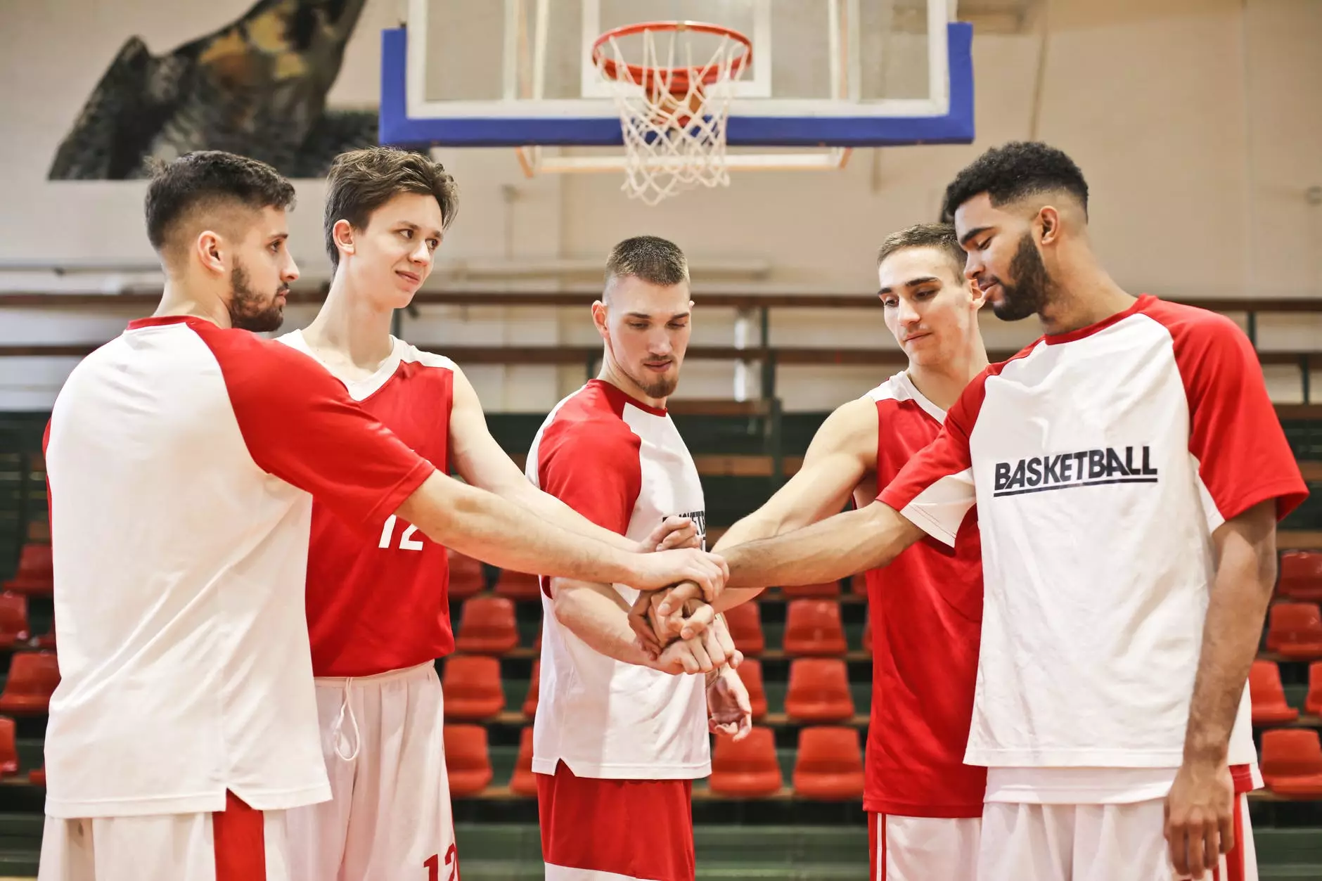 skupina mužů hrajících basketbal