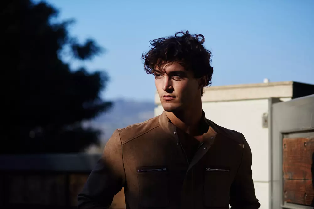 Fotograf Alexis Adam kommer endelig tilbage til Fashionably Male i dette fascinerede sæt med modellen Andrew Lewandowski, der er signeret med: Wilhelmina LA, Soul NYC, Ignite MN, View Spain.