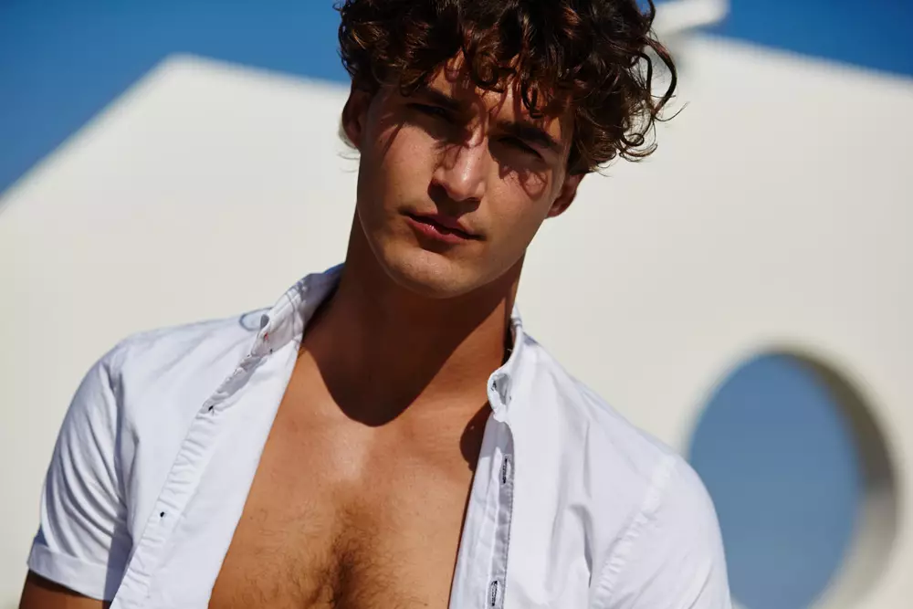 Onye na-ese foto Alexis Adam mechara laghachi na Fashionably nwoke na ihe ngosi a masịrị Andrew Lewandowski bịanyere aka na: Wilhelmina LA, Soul NYC, Ignite MN, View Spain.