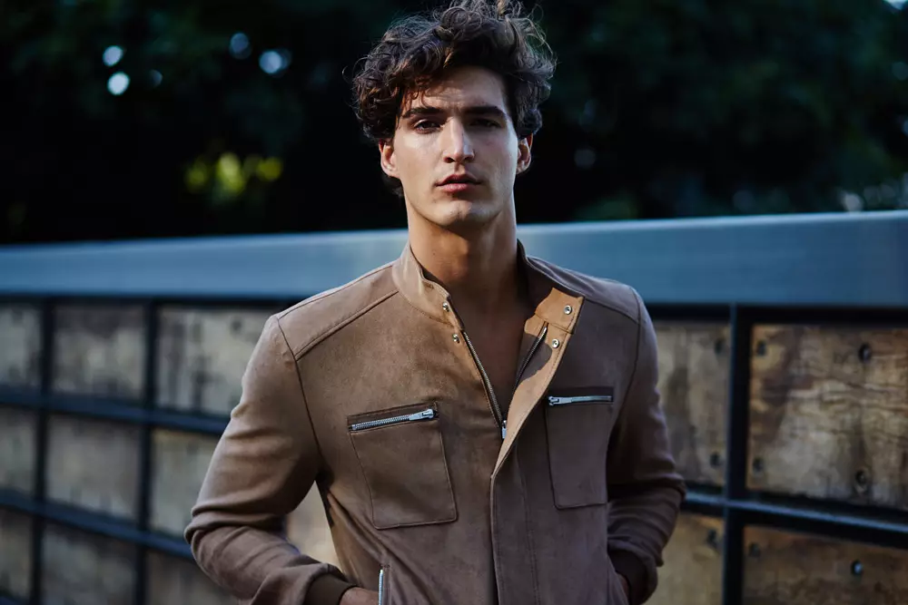 Fotograaf Alexis Adam kom uiteindelik terug na Fashionably Male in hierdie gefassineerde stel met model Andrew Lewandowski geteken met: Wilhelmina LA, Soul NYC, Ignite MN, View Spain.