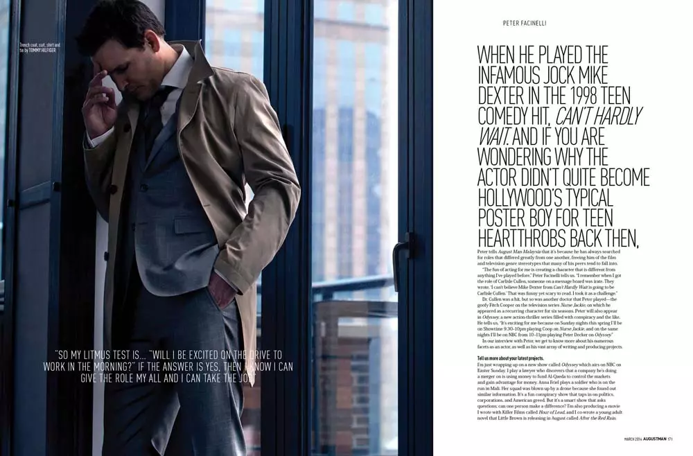 The Next Challenge avec l'acteur Peter Facinelli pour August Man Malaysia photographié par le talentueux Karl Simone, toujours à la recherche de nouvelles pistes pour affronter Peter Facinelli ne se sent jamais à l'aise avec un seul personnage ou genre. Stylisé par Jenesee Utley et toiletté par Elizabeth Morache.