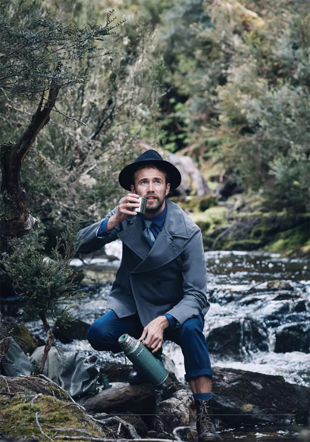 Sipi mula sa M.J. Bale Autumn/Winter 2015 Men's Campaign. Nagpunta si M.J. Bale sa masungit na kagubatan ng Cradle Mountain, Tasmania, para kunan ang kampanya ng Autumn/Winter 2015 ng brand, na inisip bilang ang