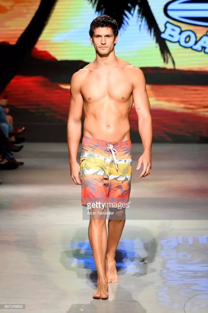 Modelo bat Just Bones Boardwear-en pistan ibili da Miami Swim Week-en Art Hearts Fashion Swim/Resort 2018/19-k bultzatuta Faena Forum-en 2018ko uztailaren 12an Miami Beach-en, Floridan.