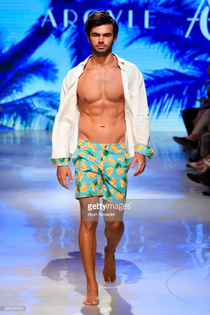 Modelek ji bo Argyle Grant di Hefteya Swim ya Miami-yê de ku ji hêla Art Hearts Fashion Swim/Resort 2018/19 ve li Faena Forumê di 13-ê Tîrmeha 2018-an de li Miami Beach, Florida-yê tê hêzdar kirin, li ser pîsta dimeşe.
