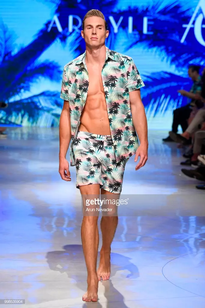 2018-nji ýylyň 13-nji iýulynda Florida ştatynyň Maýami kenarynda Faena forumynda “Art Hearts Fashion Swim / Resort 2018/19” bilen işleýän Maýami ýüzmek hepdeliginde “Argyle Grant” uçuş-gonuş zolagynda bir model bar.