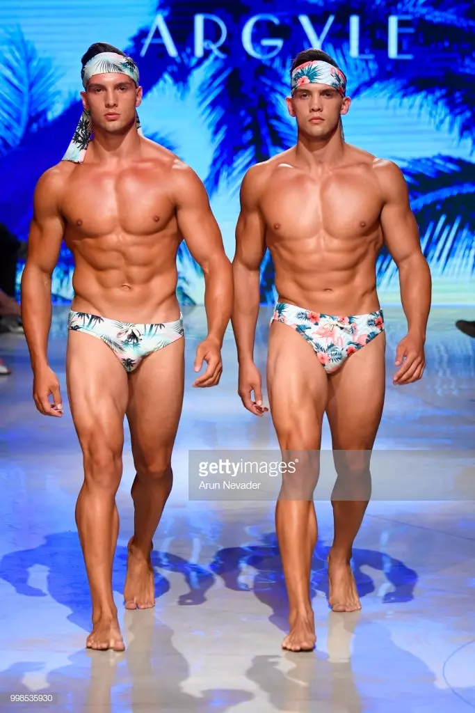 Unha modelo percorre a pasarela de Argyle Grant na Miami Swim Week impulsada por Art Hearts Fashion Swim/Resort 2018/19 no Faena Forum o 13 de xullo de 2018 en Miami Beach, Florida.