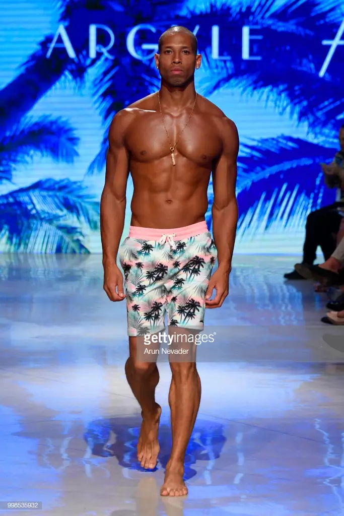 Seorang model berjalan di landasan pacu untuk Argyle Grant di Miami Swim Week didukung oleh Art Hearts Fashion Swim/Resort 2018/19 di Faena Forum pada 13 Juli 2018 di Miami Beach, Florida.