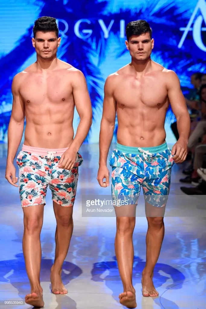 Seorang model berjalan di landasan pacu untuk Argyle Grant di Miami Swim Week didukung oleh Art Hearts Fashion Swim/Resort 2018/19 di Faena Forum pada 13 Juli 2018 di Miami Beach, Florida.