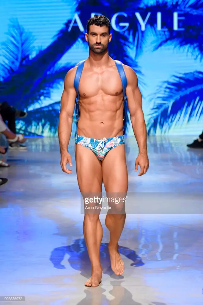 2018-nji ýylyň 13-nji iýulynda Florida ştatynyň Maýami kenarynda Faena forumynda “Art Hearts Fashion Swim / Resort 2018/19” bilen işleýän Maýami ýüzmek hepdeliginde “Argyle Grant” uçuş-gonuş zolagynda bir model bar.